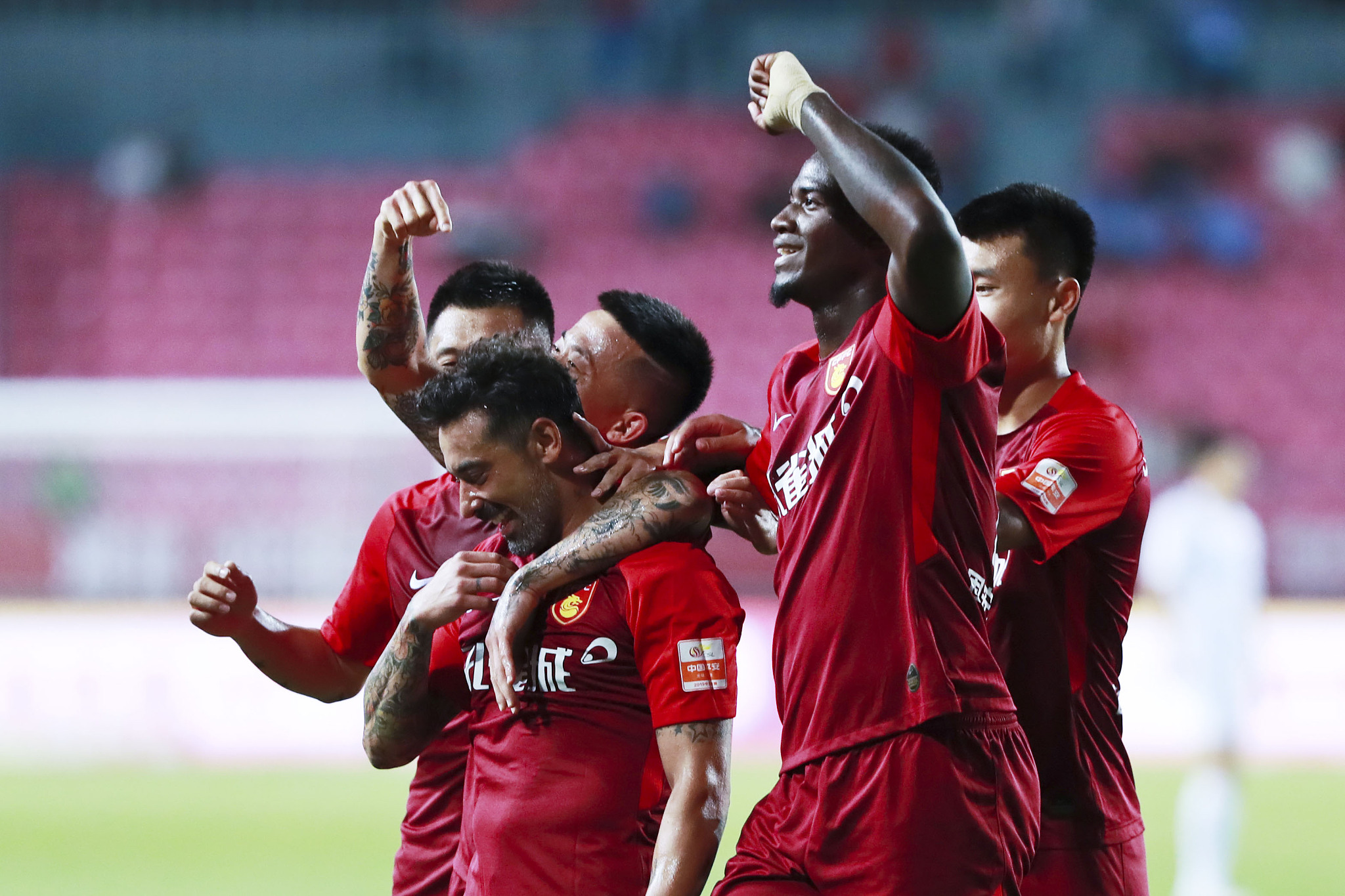 出中场在传 出中场在传